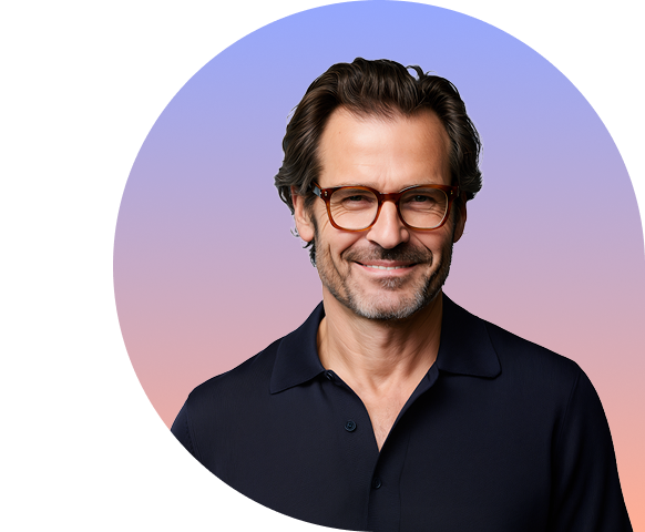 Hero bild- Leende man med glasögon och mörk skjorta, fotograferad i en cirkulär ram mot en mjuk lila-rosa bakgrund.